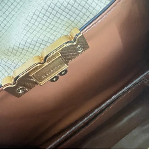 Tory Burch White Shoulder Bag with Gold Details - Picture 7 of 7